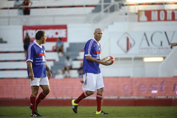 Zinedine Zidane - Match amical de foot et rugby entre le RC Toulon et l'équipe de France 98 au stade Mayol à Toulon, au profit de l'association de Pascal Olmeta "Un sourire, un espoir pour la vie" le 28 juillet 2015