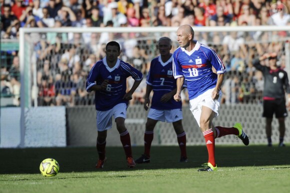 Zinedine Zidane - Match amical de football entre le RC Toulon et l'équipe de France 98 au stade Mayol à Toulon, au profit de l'association de Pascal Olmeta " Un sourire, un espoir pour la vie". Une mi-temps était dédiée au rugby et l'autre au football. Le 28 juillet 2015  Friendly soccer game RC Toulon / France 98 to benefit "Un sourire, un espoir pour la vie" in Toulon. On july 28th 201528/07/2015 - 