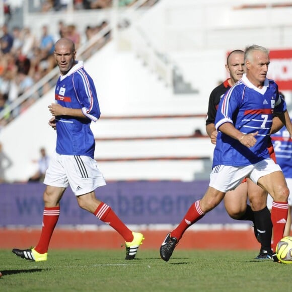 Zinedine Zidane et Didier Deschamps - Match amical de football entre le RC Toulon et l'équipe de France 98 au stade Mayol à Toulon, au profit de l'association de Pascal Olmeta " Un sourire, un espoir pour la vie". Une mi-temps était dédiée au rugby et l'autre au football. Le 28 juillet 2015  Friendly soccer game RC Toulon / France 98 to benefit "Un sourire, un espoir pour la vie" in Toulon. On july 28th 201528/07/2015 - 