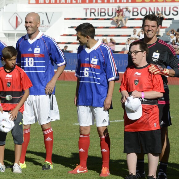 Zinedine Zidane et Eric Carrière - Match amical de football entre le RC Toulon et l'équipe de France 98 au stade Mayol à Toulon, au profit de l'association de Pascal Olmeta " Un sourire, un espoir pour la vie". Une mi-temps était dédiée au rugby et l'autre au football. Le 28 juillet 2015  Friendly soccer game RC Toulon / France 98 to benefit "Un sourire, un espoir pour la vie" in Toulon. On july 28th 201528/07/2015 - Toulon