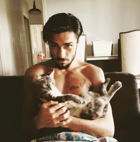 Julien Guirado sexy avec un chaton. Juillet 2015.