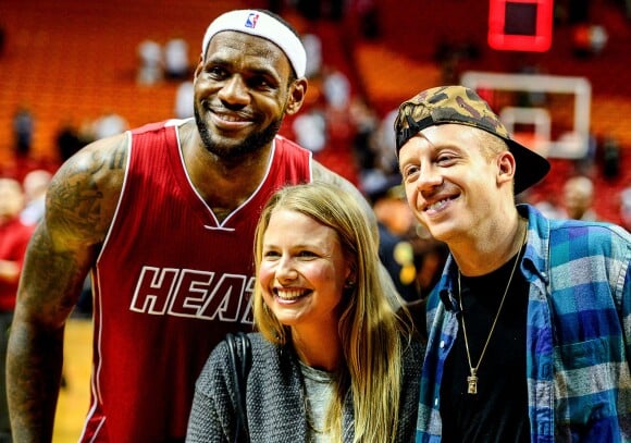 Macklemore, sa fiancée Tricia Davis et Lebron James lors du match entre le Miami et les Suns de Phoenix à Miami, le 25 novembre 2013