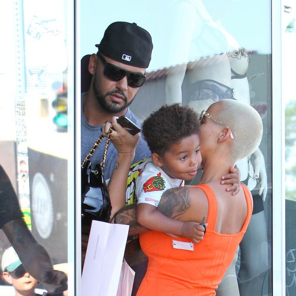 Amber Rose et son fils Sebastian (2 ans) quittent le magasin Agent Provocateur sur Melrose Avenue. Los Angeles, le 29 juin 2015.