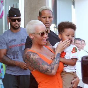 Amber Rose et son fils Sebastian (2 ans) quittent le magasin Agent Provocateur sur Melrose Avenue. Los Angeles, le 29 juin 2015.
