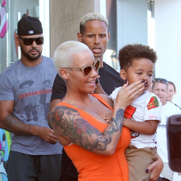 Amber Rose et son fils Sebastian (2 ans) quittent le magasin Agent Provocateur sur Melrose Avenue. Los Angeles, le 29 juin 2015.