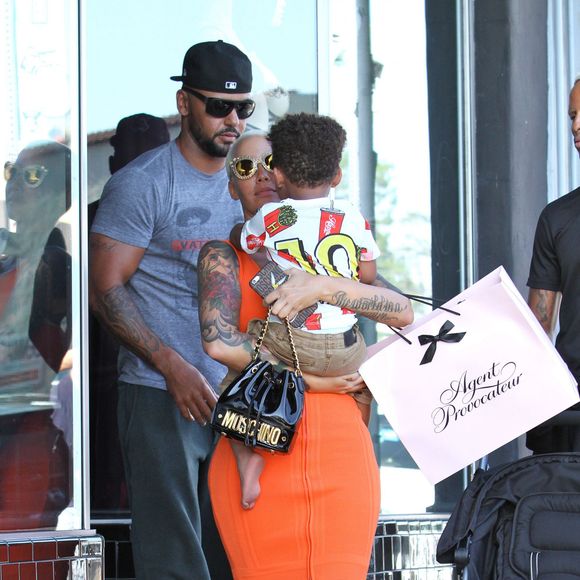 Amber Rose et son fils Sebastian (2 ans) quittent le magasin Agent Provocateur sur Melrose Avenue. Los Angeles, le 29 juin 2015.