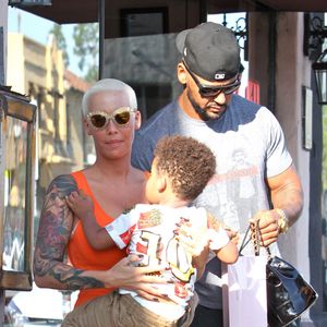 Amber Rose et son fils Sebastian (2 ans) quittent le magasin Agent Provocateur sur Melrose Avenue. Los Angeles, le 29 juin 2015.
