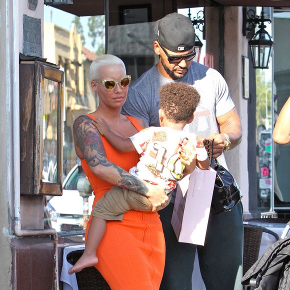 Amber Rose et son fils Sebastian (2 ans) quittent le magasin Agent Provocateur sur Melrose Avenue. Los Angeles, le 29 juin 2015.