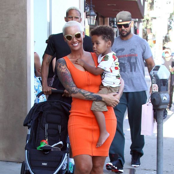Amber Rose et son fils Sebastian (2 ans) quittent le magasin Agent Provocateur sur Melrose Avenue. Los Angeles, le 29 juin 2015.