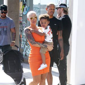 Amber Rose et son fils Sebastian (2 ans) quittent le magasin Agent Provocateur sur Melrose Avenue. Los Angeles, le 29 juin 2015.