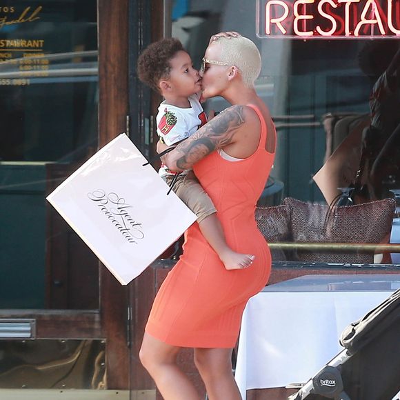 Amber Rose et son fils Sebastian (2 ans) quittent le magasin Agent Provocateur sur Melrose Avenue. Los Angeles, le 29 juin 2015.