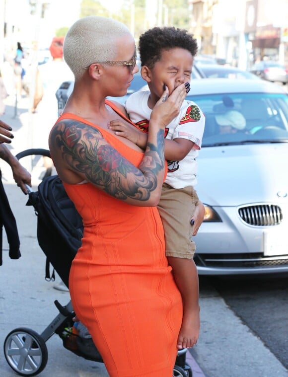 Amber Rose et son fils Sebastian (2 ans) quittent le magasin de lingerie Agent Provocateur, sur Melrose Avenue. Los Angeles, le 29 juin 2015.
