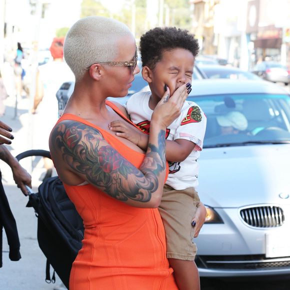Amber Rose et son fils Sebastian (2 ans) quittent le magasin de lingerie Agent Provocateur, sur Melrose Avenue. Los Angeles, le 29 juin 2015.