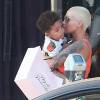 Amber Rose et son fils Sebastian (2 ans) quittent le magasin Agent Provocateur sur Melrose Avenue. Los Angeles, le 29 juin 2015.