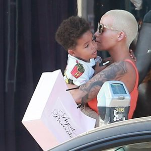 Amber Rose et son fils Sebastian (2 ans) quittent le magasin Agent Provocateur sur Melrose Avenue. Los Angeles, le 29 juin 2015.