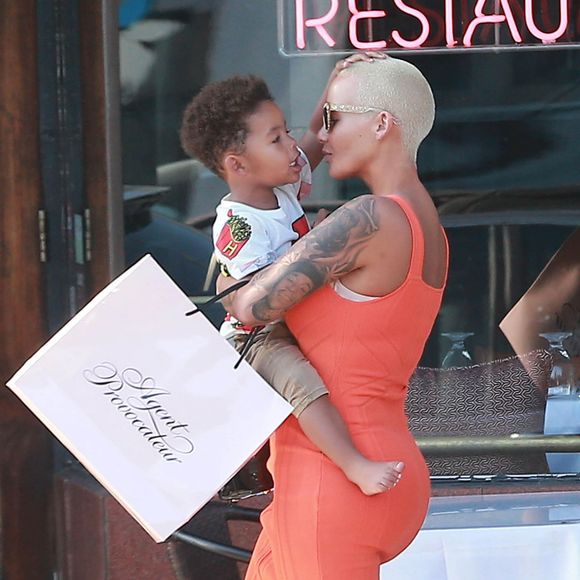 Amber Rose et son fils Sebastian (2 ans) quittent le magasin Agent Provocateur sur Melrose Avenue. Los Angeles, le 29 juin 2015.