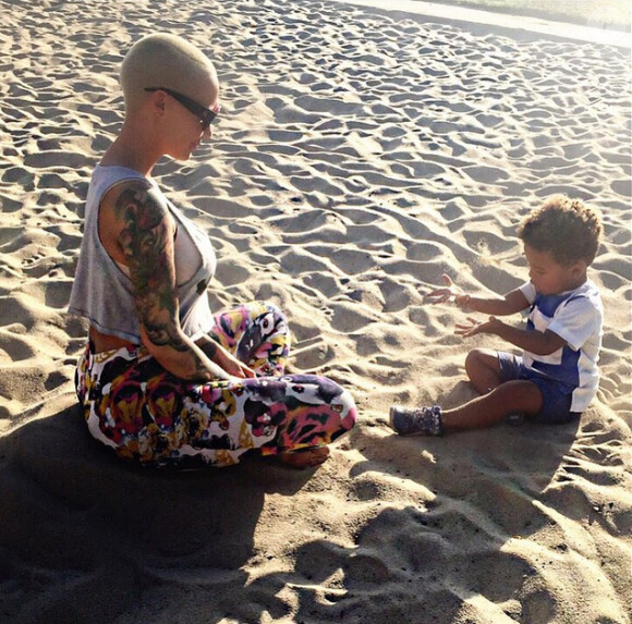 Amber Rose et son fils Sebastian partagent un moment de complicité sur une plage de Los Angeles. Photo publiée le 27 juin 2015.
