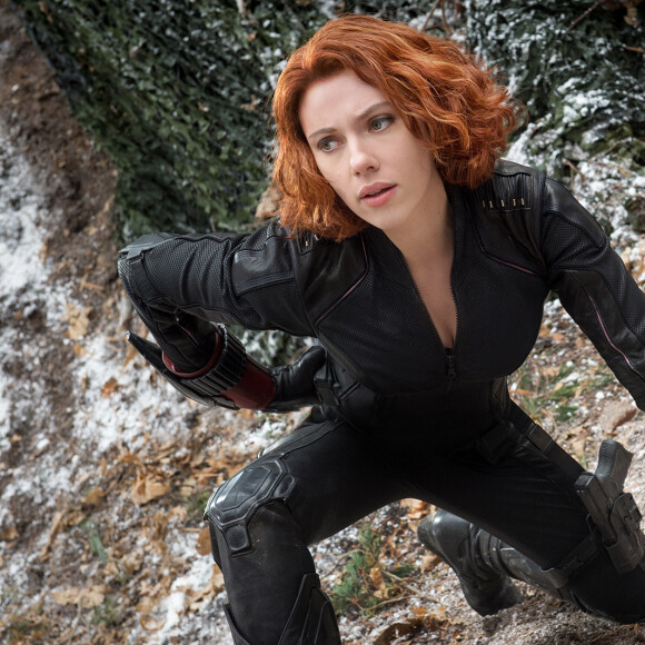 Scarlett Johansson est Black Widow dans Avengers.