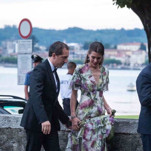 Charlotte Casiraghi et son compagnon Gad Elmaleh très gentleman arrivent à la soirée de mariage de Pierre Casiraghi et Beatrice Borromeo au château Rocca Angera (château appartenant à la famille Borromeo) à Angera sur les Iles Borromées, sur le Lac Majeur, le 1er août 2015.