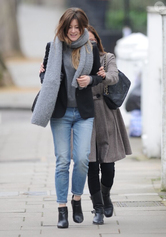 Natalie Imbruglia s'amuse à se cacher derrière une amie dans la rue dans le quartier de Notting Hill à Londres, le 16 mars 2015.  