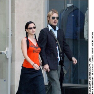Natalie Imbruglia et son ex-mari Daniel Johns dans le quartier de West Hollywood, le 30 octobre 2003