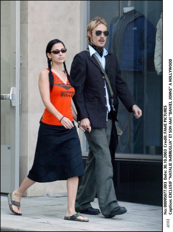 Natalie Imbruglia et son ex-mari Daniel Johns dans le quartier de West Hollywood, le 30 octobre 2003