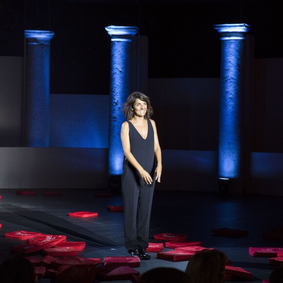 Florence Foresti performe avec Madame Foresti durant le 31e Festival de Ramatuelle, le samedi 1er août 2015.  