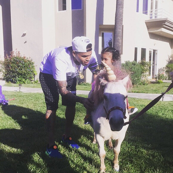 Chris Brown et sa fille Royalty, à dos de poney. Photo publiée le 21 juin 2015.