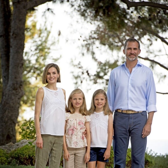 Le roi Felipe VI et la reine Letizia d'Espagne ont rencontré les journalistes avec leurs filles la princesse Leonor des Asturies et l'infante Sofia, le 3 août 2015, dans la cour du palais Marivent, à Palma de Majorque, au cours de leurs vacances sur l'île.