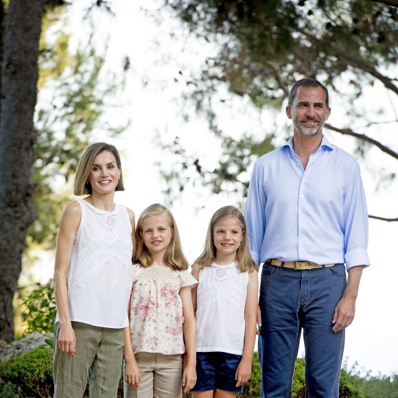 Le roi Felipe VI et la reine Letizia d'Espagne ont rencontré les journalistes avec leurs filles la princesse Leonor des Asturies et l'infante Sofia, le 3 août 2015, dans la cour du palais Marivent, à Palma de Majorque, au cours de leurs vacances sur l'île.