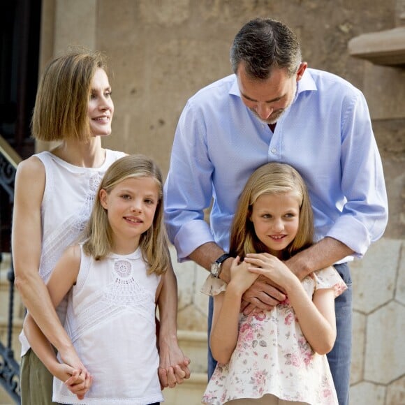 Le roi Felipe VI et la reine Letizia d'Espagne ont rencontré les journalistes avec leurs filles la princesse Leonor des Asturies et l'infante Sofia, le 3 août 2015, dans la cour du palais Marivent, à Palma de Majorque, au cours de leurs vacances sur l'île.