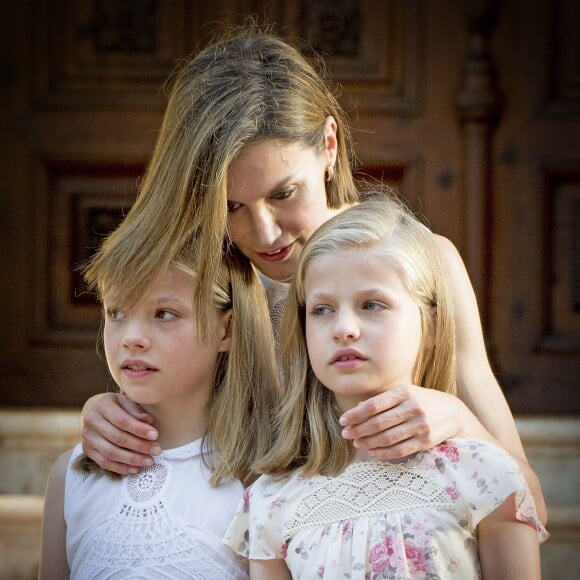 Le roi Felipe VI et la reine Letizia d'Espagne ont rencontré les journalistes avec leurs filles la princesse Leonor des Asturies et l'infante Sofia, le 3 août 2015, dans la cour du palais Marivent, à Palma de Majorque, au cours de leurs vacances sur l'île.