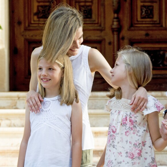 Le roi Felipe VI et la reine Letizia d'Espagne ont rencontré les journalistes avec leurs filles la princesse Leonor des Asturies et l'infante Sofia, le 3 août 2015, dans la cour du palais Marivent, à Palma de Majorque, au cours de leurs vacances sur l'île.