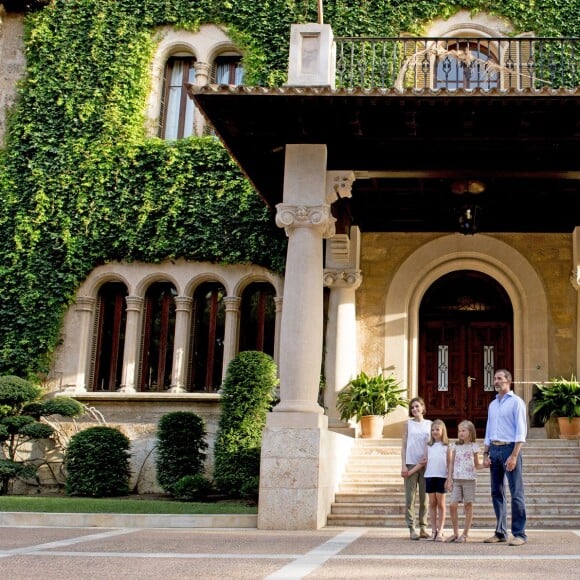 Le roi Felipe VI et la reine Letizia d'Espagne ont rencontré les journalistes avec leurs filles la princesse Leonor des Asturies et l'infante Sofia, le 3 août 2015, dans la cour du palais Marivent, à Palma de Majorque, au cours de leurs vacances sur l'île.