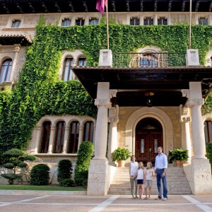 Le roi Felipe VI et la reine Letizia d'Espagne ont rencontré les journalistes avec leurs filles la princesse Leonor des Asturies et l'infante Sofia, le 3 août 2015, dans la cour du palais Marivent, à Palma de Majorque, au cours de leurs vacances sur l'île.