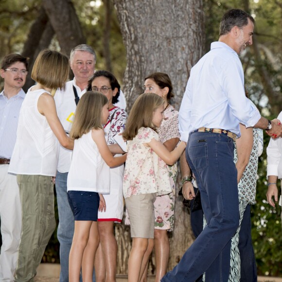 Le roi Felipe VI et la reine Letizia d'Espagne ont rencontré les journalistes avec leurs filles la princesse Leonor des Asturies et l'infante Sofia, le 3 août 2015, dans la cour du palais Marivent, à Palma de Majorque, au cours de leurs vacances sur l'île.