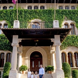 Le roi Felipe VI et la reine Letizia d'Espagne ont rencontré les journalistes avec leurs filles la princesse Leonor des Asturies et l'infante Sofia, le 3 août 2015, dans la cour du palais Marivent, à Palma de Majorque, au cours de leurs vacances sur l'île.