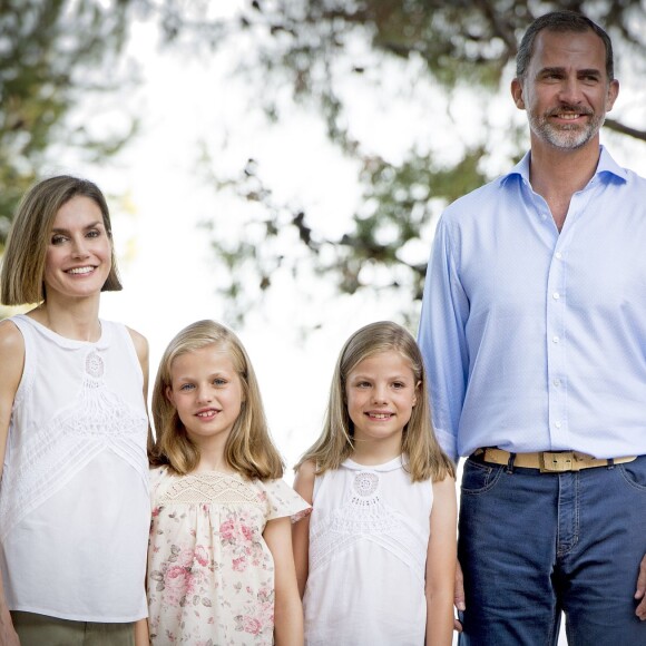 Le roi Felipe VI et la reine Letizia d'Espagne ont rencontré les journalistes avec leurs filles la princesse Leonor des Asturies et l'infante Sofia, le 3 août 2015, dans la cour du palais Marivent, à Palma de Majorque, au cours de leurs vacances sur l'île.