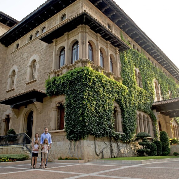 Le roi Felipe VI et la reine Letizia d'Espagne ont rencontré les journalistes avec leurs filles la princesse Leonor des Asturies et l'infante Sofia, le 3 août 2015, dans la cour du palais Marivent, à Palma de Majorque, au cours de leurs vacances sur l'île.