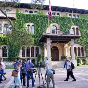 Le roi Felipe VI et la reine Letizia d'Espagne ont rencontré les journalistes avec leurs filles la princesse Leonor des Asturies et l'infante Sofia, le 3 août 2015, dans la cour du palais Marivent, à Palma de Majorque, au cours de leurs vacances sur l'île.