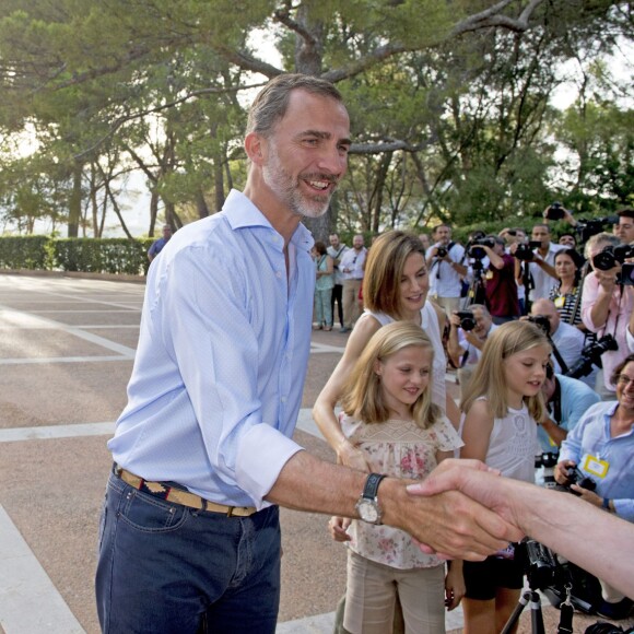 Le roi Felipe VI et la reine Letizia d'Espagne ont rencontré les journalistes avec leurs filles la princesse Leonor des Asturies et l'infante Sofia, le 3 août 2015, dans la cour du palais Marivent, à Palma de Majorque, au cours de leurs vacances sur l'île.