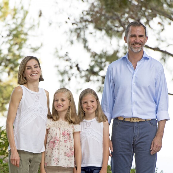 Le roi Felipe VI et la reine Letizia d'Espagne ont rencontré les journalistes avec leurs filles la princesse Leonor des Asturies et l'infante Sofia, le 3 août 2015, dans la cour du palais Marivent, à Palma de Majorque, au cours de leurs vacances sur l'île.