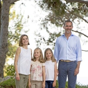 Le roi Felipe VI et la reine Letizia d'Espagne ont rencontré les journalistes avec leurs filles la princesse Leonor des Asturies et l'infante Sofia, le 3 août 2015, dans la cour du palais Marivent, à Palma de Majorque, au cours de leurs vacances sur l'île.