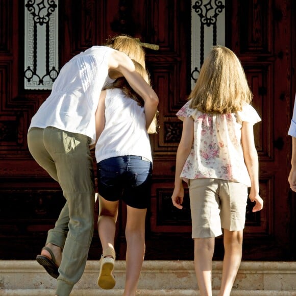 Le roi Felipe VI et la reine Letizia d'Espagne ont rencontré les journalistes avec leurs filles la princesse Leonor des Asturies et l'infante Sofia, le 3 août 2015, dans la cour du palais Marivent, à Palma de Majorque, au cours de leurs vacances sur l'île.