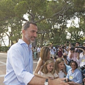 Le roi Felipe VI et la reine Letizia d'Espagne ont rencontré les journalistes avec leurs filles la princesse Leonor des Asturies et l'infante Sofia, le 3 août 2015, dans la cour du palais Marivent, à Palma de Majorque, au cours de leurs vacances sur l'île.