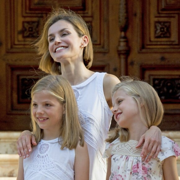 Le roi Felipe VI et la reine Letizia d'Espagne ont rencontré les journalistes avec leurs filles la princesse Leonor des Asturies et l'infante Sofia, le 3 août 2015, dans la cour du palais Marivent, à Palma de Majorque, au cours de leurs vacances sur l'île.