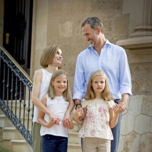 Le roi Felipe VI et la reine Letizia d'Espagne ont rencontré les journalistes avec leurs filles la princesse Leonor des Asturies et l'infante Sofia, le 3 août 2015, dans la cour du palais Marivent, à Palma de Majorque, au cours de leurs vacances sur l'île.