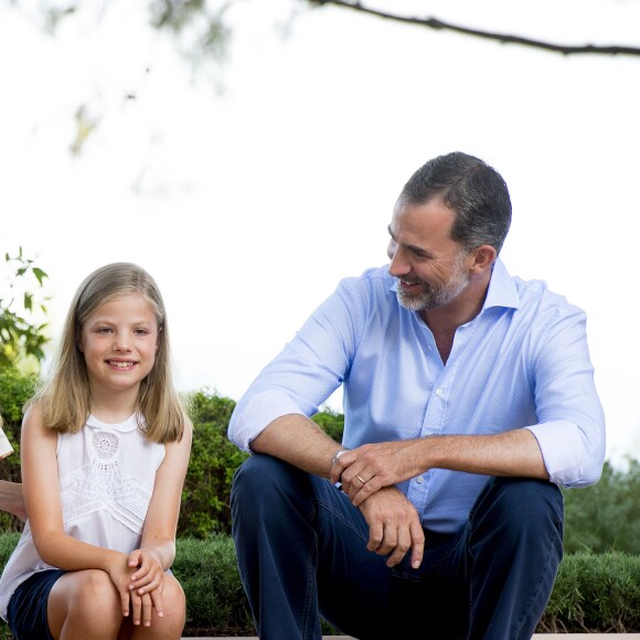 Le roi Felipe VI et la reine Letizia d'Espagne ont rencontré les journalistes avec leurs filles la princesse Leonor des Asturies et l'infante Sofia, le 3 août 2015, dans la cour du palais Marivent, à Palma de Majorque, au cours de leurs vacances sur l'île.