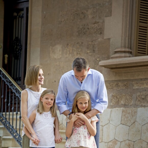 Le roi Felipe VI et la reine Letizia d'Espagne ont rencontré les journalistes avec leurs filles la princesse Leonor des Asturies et l'infante Sofia, le 3 août 2015, dans la cour du palais Marivent, à Palma de Majorque, au cours de leurs vacances sur l'île.