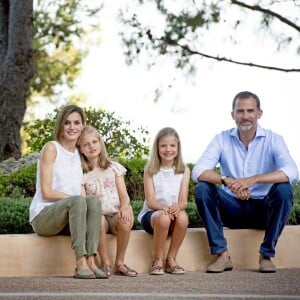 Le roi Felipe VI et la reine Letizia d'Espagne ont rencontré les journalistes avec leurs filles la princesse Leonor des Asturies et l'infante Sofia, le 3 août 2015, dans la cour du palais Marivent, à Palma de Majorque, au cours de leurs vacances sur l'île.